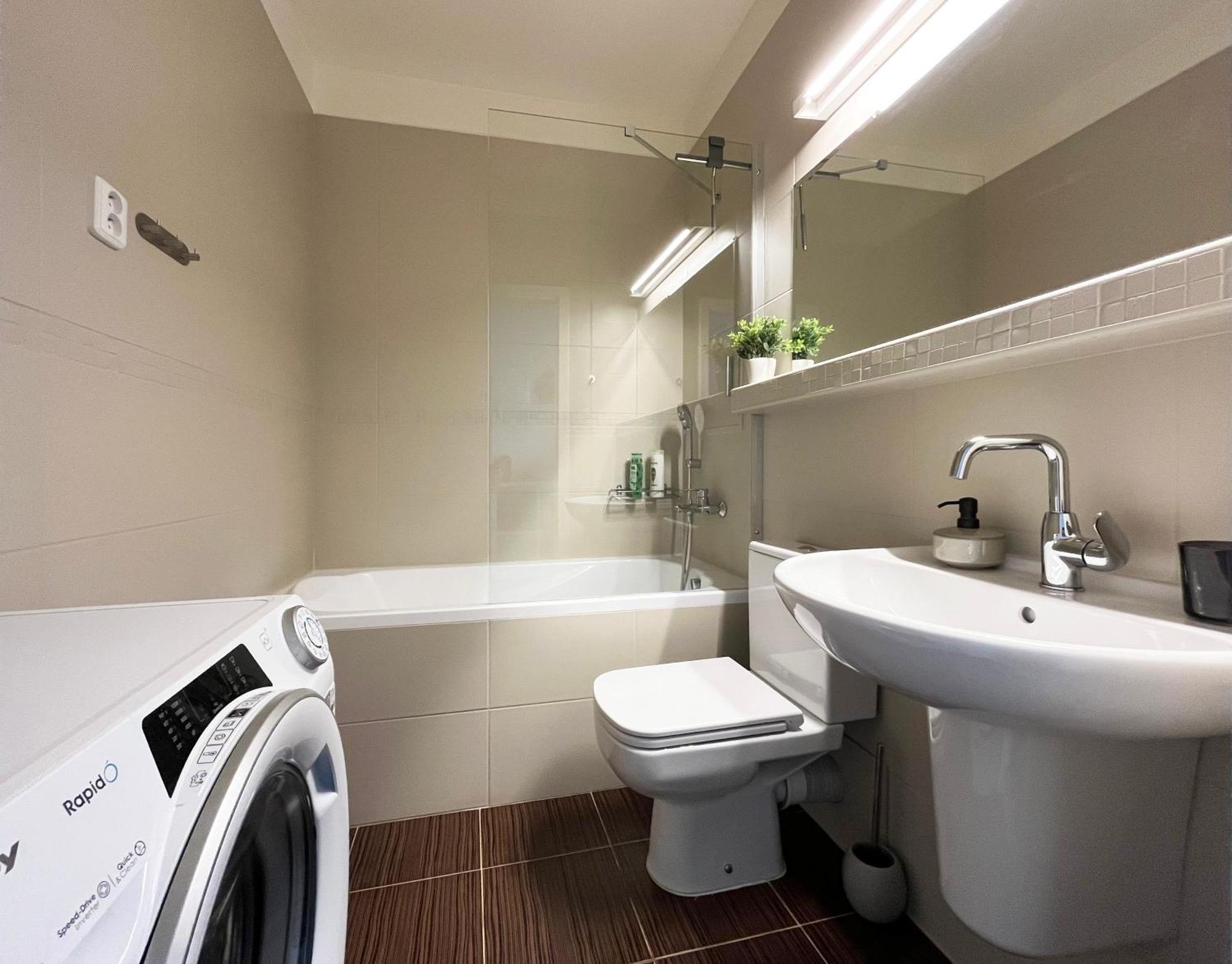Air-Conditioned Studio, Close To City Centre & Tram Stop Bratislava Ngoại thất bức ảnh